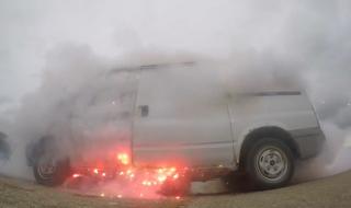 小孩放炮被井盖炸飞